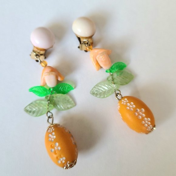Vintage plastic acrylic clip on earrings. - Picture 1 of 4